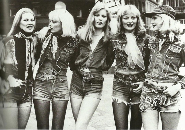 Bên cạnh ý kiến chỉ trích cũng có người lật lại vấn đề nên xem lại cách chúng ta mặc chúng. Suy cho cùng hot pants hay bất cứ trang phục gợi cảm nào cũng đều chỉ quần áo thông thường, khiến nó trở nên quyến rũ hay phản cảm là người mặc.