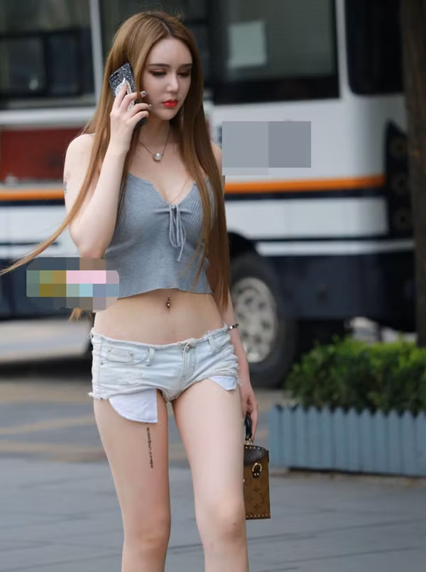 Với những kiểu lên đồ không giống ai thế này, người mặc gặp sự cố trang phục là điều khó tránh khỏi.