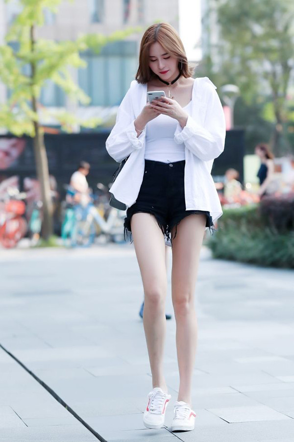 Thực tế, mặc đẹp hot pants không quá khó. Bạn gái nên chú ý đến độ dài của quần. Quần trùm quá vòng ba là lựa chọn khả dĩ. Chúng ngắn vừa phải, không cũn cỡn gây phản cảm.