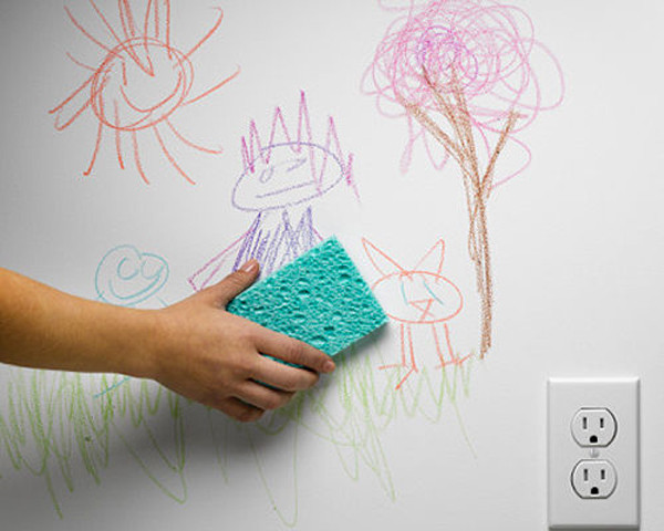 Ngoài cách trên, dùng keo xịt tóc hoặc chất khử mùi phun vào vết bẩn rồi rửa sạch lại bằng nước. Hoặc bạn có thể đổ một ít soda lên miếng bọt biển rồi chà vào vết bẩn và rửa sạch lại bằng nước. Ảnh: Internet.