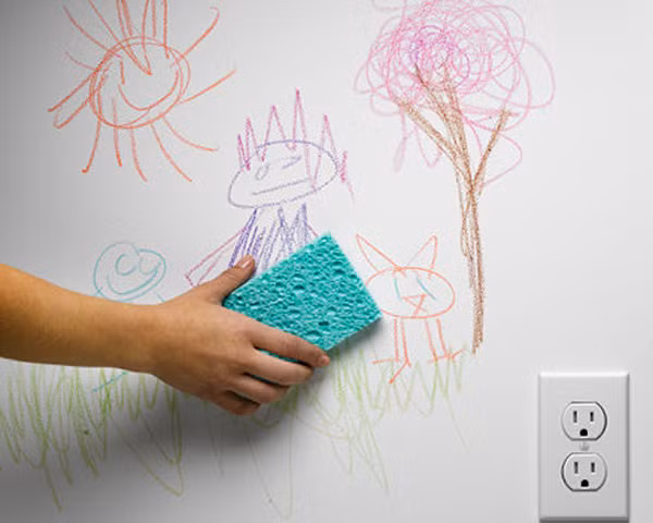 Ngoài cách trên, dùng keo xịt tóc hoặc chất khử mùi phun vào vết bẩn rồi rửa sạch lại bằng nước. Hoặc bạn có thể đổ một ít soda lên miếng bọt biển rồi chà vào vết bẩn và rửa sạch lại bằng nước. Ảnh: Internet.