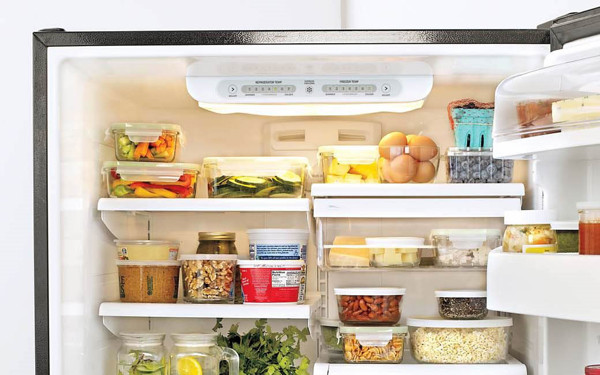 Khử mùi tủ lạnh. Ngày Tết, tủ lạnh sẽ được tận dụng tối đa để bảo quản đồ ăn. Thế nhưng, việc để quá nhiều thực phẩm dễ khiến tủ phát mùi khó chịu. Để tránh tình trạng này bạn chỉ cần đặt vào tủ lạnh ít trà hoặc vỏ quýt. Bên cạnh đó, thực phẩm trước khi cho vào tủ nên được bọc lại để hạn chế tạo mùi.