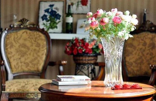 Rửa sạch lọ hoa. Giống những vật dụng khác, lọ hoa cũng cần được làm sạch trước thềm năm mới. Thay vì tốn sức cọ rửa từng ngóc ngách bên trong, chị em hãy thả 2 viên thuốc dạng sủi và chút nước vào. Những bọt khí từ thuốc sẽ làm sạch vết bẩn.