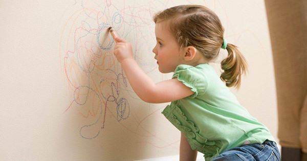 Loại bỏ vết bẩn từ bút, màu vẽ. Để làm sạch những vết bẩn trên tường từ bút, màu vẽ, chị em có thể bôi kem đánh răng lên một miếng vải ướt và chà xát vào các vết bẩn.