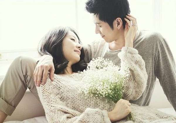 Bày tỏ sự quan tâm. Phụ nữ dù cứng rắn đến đâu thì từ trong sâu thẳm họ vẫn muốn người mình yêu thương quan tâm, chiều chuộng. “Khó” như rút ví còn làm được thì đừng tiếc thời gian dụng tâm chăm sóc cô ấy. Sự quan tâm chu đáo giúp mối quan hệ hai người ngày càng bền chặt.