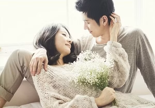 Bày tỏ sự quan tâm. Phụ nữ dù cứng rắn đến đâu thì từ trong sâu thẳm họ vẫn muốn người mình yêu thương quan tâm, chiều chuộng. “Khó” như rút ví còn làm được thì đừng tiếc thời gian dụng tâm chăm sóc cô ấy. Sự quan tâm chu đáo giúp mối quan hệ hai người ngày càng bền chặt.