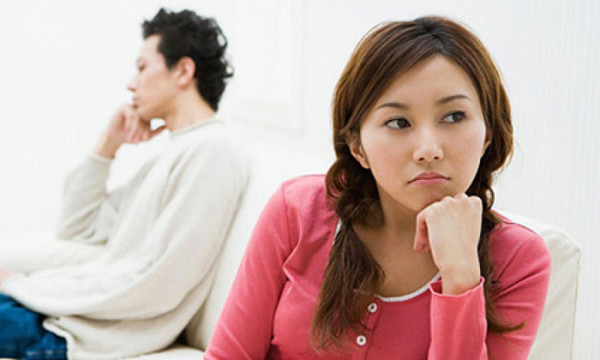 Chủ động nhận sai sau khi tranh cãi. Cãi vã là chuyện khó tránh của các cặp đôi. Thay vì khăng khăng giữ cái tôi của mình mà đóng băng quan hệ, nam giới nên chủ động nhận sai về mình.