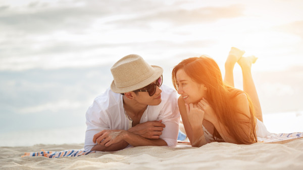 Tạo bất ngờ, lãng mạn cho đối phương. Yêu lâu có thể khiến cả hai hiểu nhau đến mức không còn gì để khám phá. Đôi khi mối quan hệ không sụp đổ vì kẻ thứ ba mà chính bởi sự nhàm chán đơn điệu.