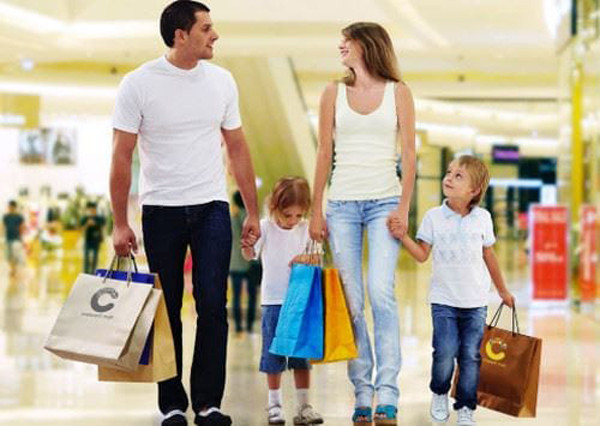 Ngoài dò hỏi liệu anh ta có miễn cưỡng chi tiền cho mình hay không, nữ giới sẽ cảm thấy hạnh phúc khi được quan tâm bằng những món đồ bất ngờ.