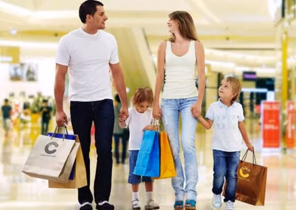 Ngoài dò hỏi liệu anh ta có miễn cưỡng chi tiền cho mình hay không, nữ giới sẽ cảm thấy hạnh phúc khi được quan tâm bằng những món đồ bất ngờ.