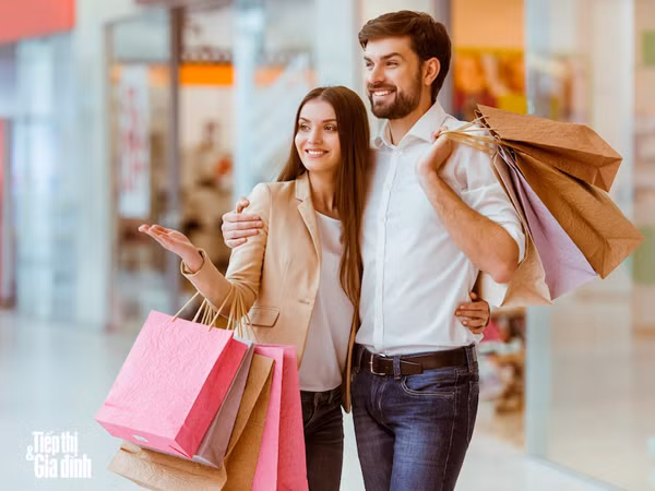 Trừ những cô nàng “đào mỏ”, phụ nữ xác định quan hệ lâu dài sẽ không tiêu tiền bạn trai một cách tùy tiện. Đôi khi phụ nữ đòi hỏi nam giới mua món này thứ kia chỉ đơn giản là cô ấy muốn kiểm tra thái độ của đấng nam nhi trước mặt.