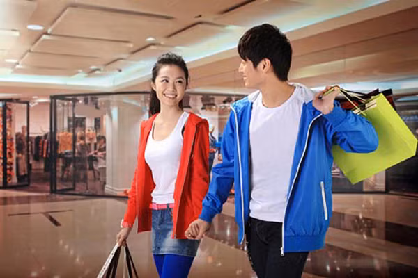  Trả tiền shopping. Bản chất tình yêu không vì tiền mà bền chặt. Thế nhưng dù ít hay nhiều thì cũng khó có thể phủ nhận tác động từ thứ vật chất này. Hầu hết các cô gái đều dành sự ưu ái với những người đàn ông sẵn sàng rút ví vì họ.