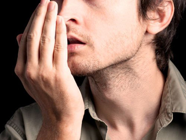 Có thể nói lớp “bùn vàng” trên răng không khác “bãi rác mini”. Dù bạn không cảm nhận nó một cách thường trực thì thực tế nó không hề có lợi. Ngoài việc khiến hơi thở có mùi hôi khó chịu, nó còn ảnh hưởng tiêu cực đến sức khỏe răng miệng.