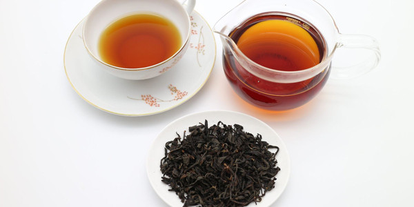 Uống chè đặc. Lá chè chứa thành phần axit tannic – loại chất hóa học có phản ứng với nguyên tố sắt trong cơ thể, tạo thành vật chất mới khó có thể dung hòa. Điều này sẽ gây cản trở quá trình hấp thu sắt của cơ thể. Ảnh minh họa: Internet.