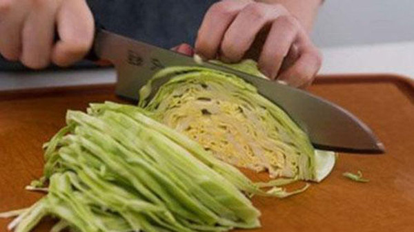 Thái rau trước khi rửa làm hao hụt vitamin C. Vitamin C rất dễ hòa tan trong nước. Do vậy thói quen thái rau trước khi rửa vô tình làm hao hụt lượng lớn vitamin C. Thay vào đó, bạn nên rửa sạch rau rồi với thái nhỏ để chế biến.