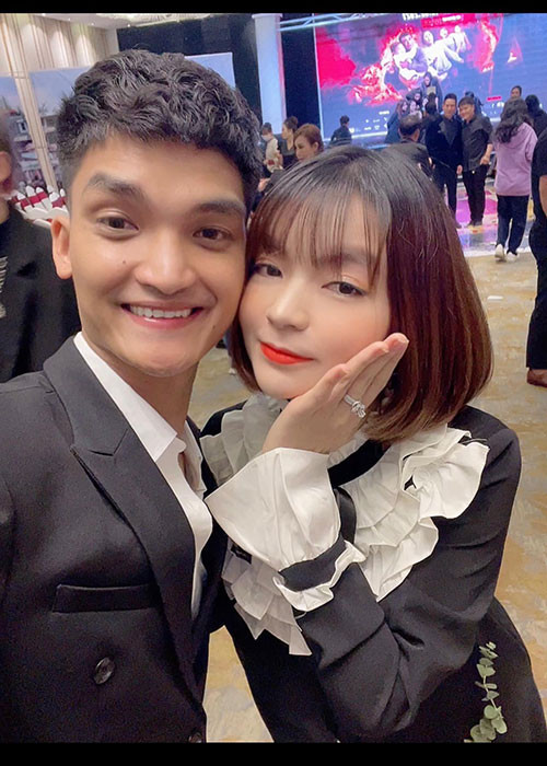 Thảo Vy từng tốt nghiệp ngành biểu diễn thời trang nhưng không chọn con đường lấn sân vào showbiz mà lùi về phía sau làm hậu phương vững chắc, cũng như hỗ trợ Mạc Văn Khoa trong công việc kinh doanh.