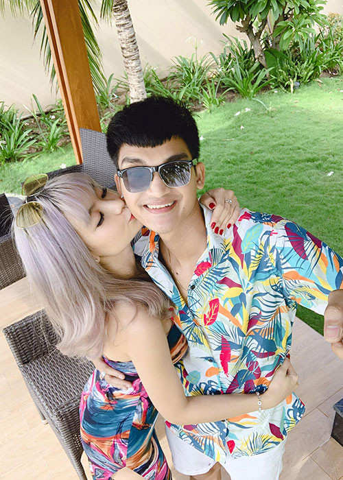 Thảo Vy lớn hơn Mạc Văn Khoa 3 tuổi nên từng bị gia đình của nam diễn viên ngăn cản. Tuy vậy, cặp đôi vẫn bên nhau, động viên nhau cùng cố gắng.