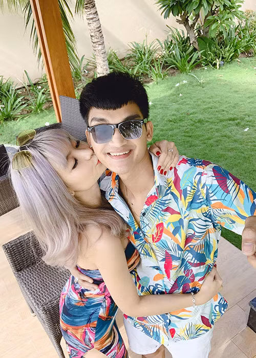 Thảo Vy lớn hơn Mạc Văn Khoa 3 tuổi nên từng bị gia đình của nam diễn viên ngăn cản. Tuy vậy, cặp đôi vẫn bên nhau, động viên nhau cùng cố gắng.