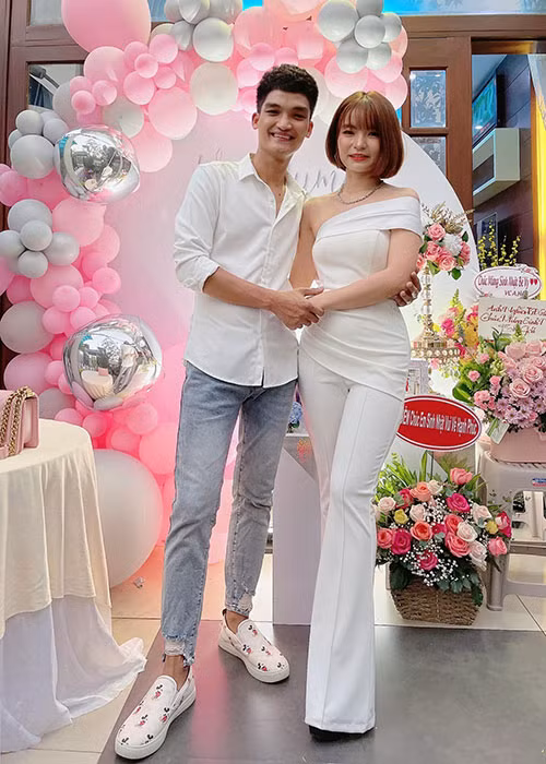 Gần đây, khi Thảo Vy đề cập đến việc sinh thêm con, Mạc Văn Khoa cho biết, anh muốn chờ ít nhất 3 năm do vợ sinh mổ. Có thể thấy, sự quan tâm, yêu thương của nam diễn viên hài dành cho vợ.