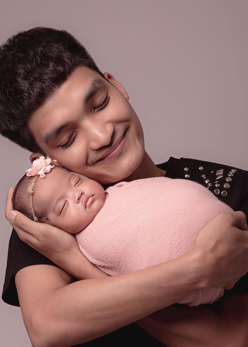 Con gái của Mạc Văn Khoa có nhiều nét giống bố.