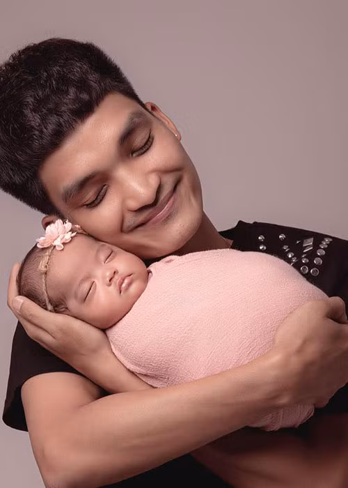 Con gái của Mạc Văn Khoa có nhiều nét giống bố.