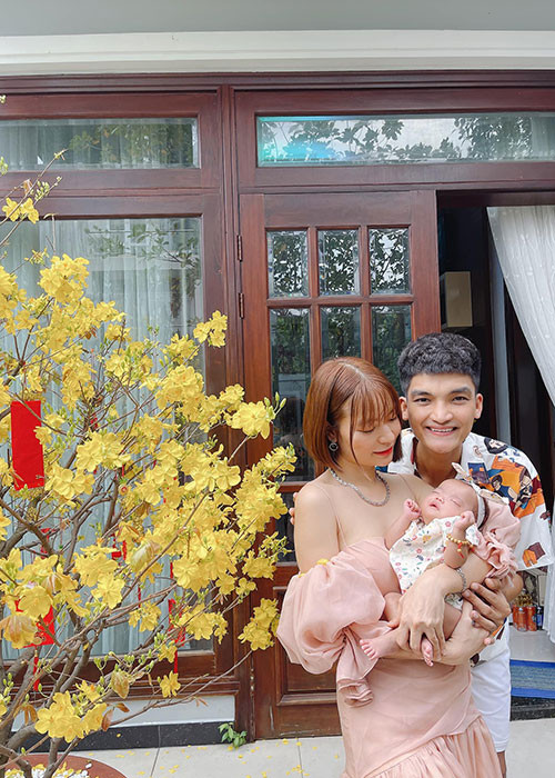 Mạc Văn Khoa đưa vợ và con về sống ở biệt thự từ đầu năm 2021. Theo vợ chồng nam diễn viên, biệt thự trị giá 50 tỷ do vợ chồng anh thuê.