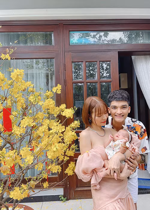 Mạc Văn Khoa đưa vợ và con về sống ở biệt thự từ đầu năm 2021. Theo vợ chồng nam diễn viên, biệt thự trị giá 50 tỷ do vợ chồng anh thuê.