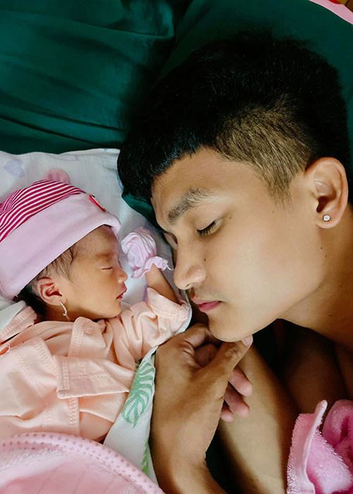 Nam diễn viên hài cố gắng chăm con gái để bé tăng cân.