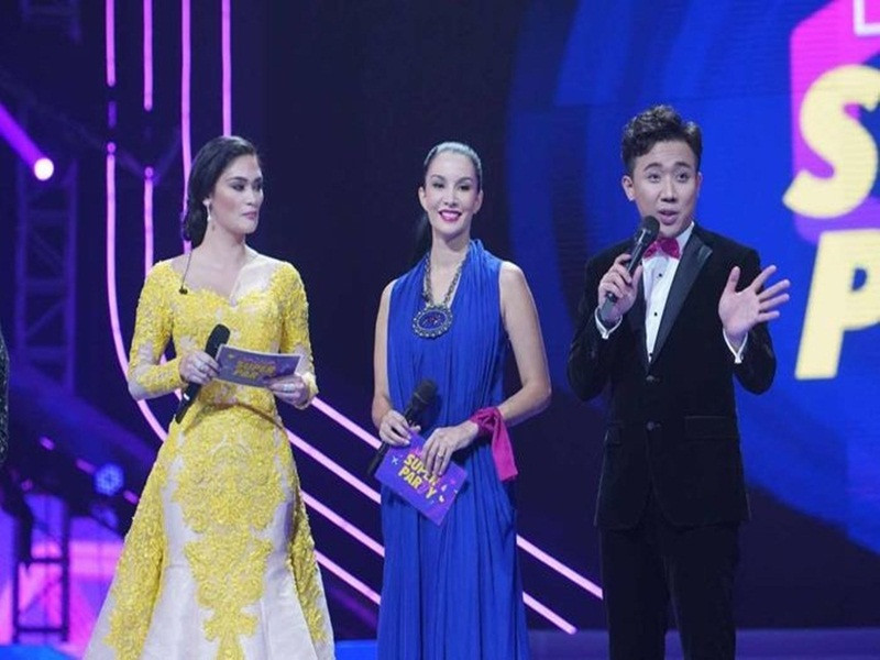 Hay trong chương trình đại nhạc hội diễn ra ở Indonesia có hơn 10.000 khán giả và các nghệ sĩ quốc tế, Trấn Thành thể hiện khả năng dẫn song ngữ Việt - Anh. Ảnh: Bestie