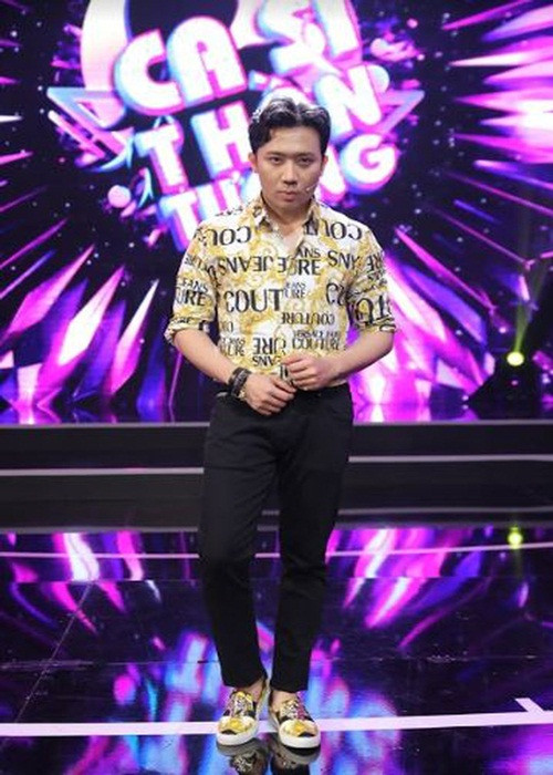 Khi ngồi ghế nóng Ca sĩ thần tượng 2020, Trấn Thành giả giọng các danh ca Tuấn Ngọc, Ý Lan, Giao Linh để thị phạm cho các thí sinh. Ngoài ra, anh cũng phân tích cách đi đứng, biểu cảm của các ca sĩ này. Ảnh: PLO
