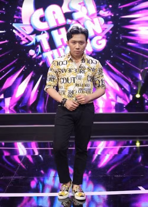 Khi ngồi ghế nóng Ca sĩ thần tượng 2020, Trấn Thành giả giọng các danh ca Tuấn Ngọc, Ý Lan, Giao Linh để thị phạm cho các thí sinh. Ngoài ra, anh cũng phân tích cách đi đứng, biểu cảm của các ca sĩ này. Ảnh: PLO