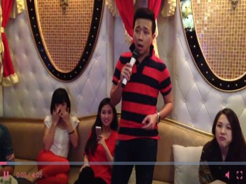 Trong những lần đi hát karaoke cùng bạn bè, “Bố già” Trấn Thành cũng trổ tài nhái giọng các ca sĩ.