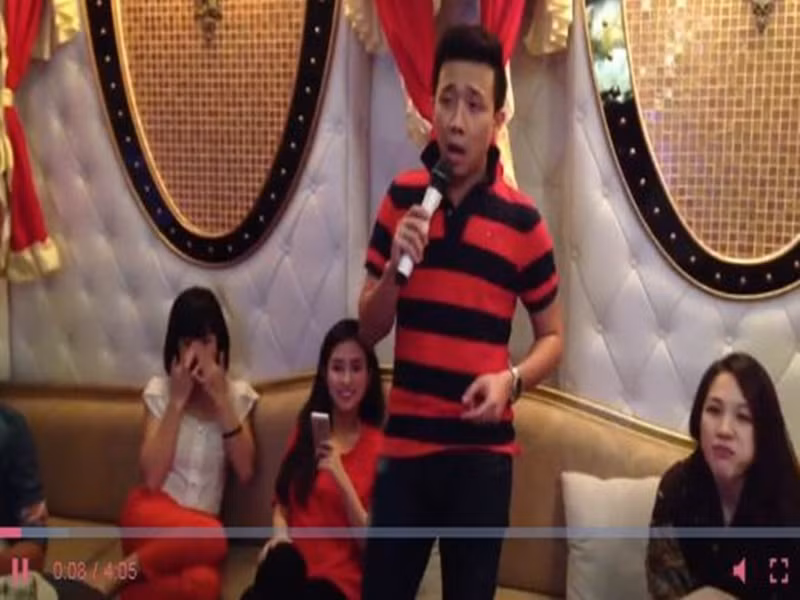 Trong những lần đi hát karaoke cùng bạn bè, “Bố già” Trấn Thành cũng trổ tài nhái giọng các ca sĩ.