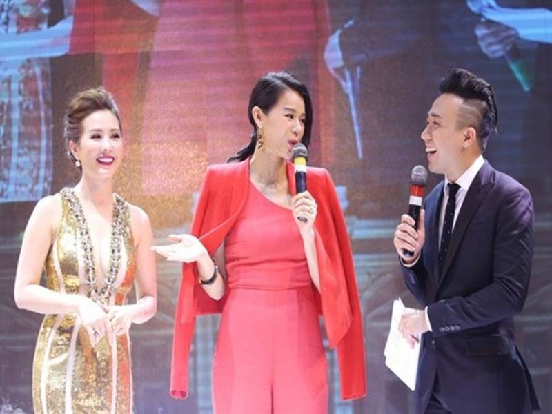 Tại một sự kiện năm 2016, nam diễn viên phim “Bố già” thể hiện khả năng nói tiếng Trung thành thạo khi đặt câu hỏi bằng tiếng Trung cho Hồ Hạnh Nhi. Do Trấn Thành có bố là người gốc Hoa nên việc anh thông thạo tiếng Trung là việc dễ hiểu. Ảnh: Dân Việt