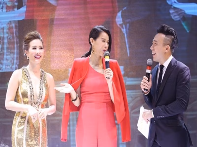 Tại một sự kiện năm 2016, nam diễn viên phim “Bố già” thể hiện khả năng nói tiếng Trung thành thạo khi đặt câu hỏi bằng tiếng Trung cho Hồ Hạnh Nhi. Do Trấn Thành có bố là người gốc Hoa nên việc anh thông thạo tiếng Trung là việc dễ hiểu. Ảnh: Dân Việt