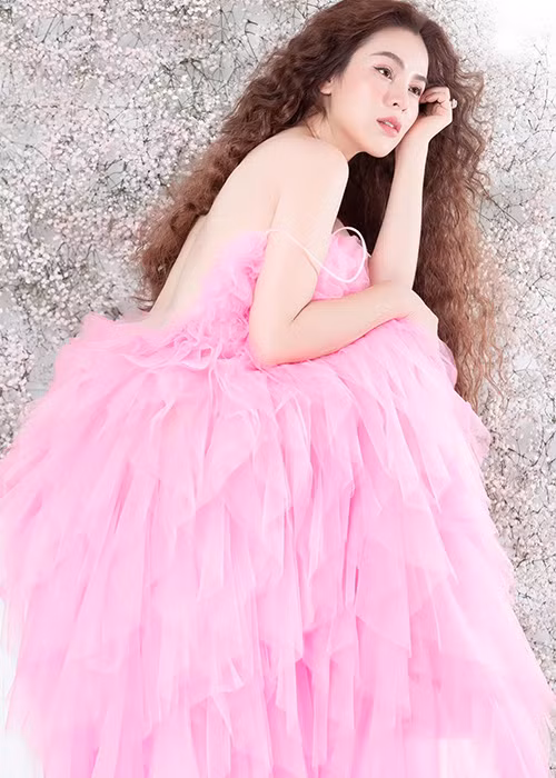 Phương Lê được ông xã vô cùng chiều chuộng. Đổi lại, nàng hoa hậu cũng hết lòng quan tâm đến nửa kia. Năm 2017, Phương Lê từng đăng tải bức ảnh quỳ gối, rửa chân cho ông xã đại gia khi anh bị bệnh.