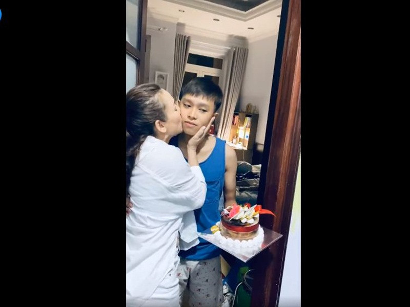 Hồ Văn Cường thân thiết với mẹ nuôi.