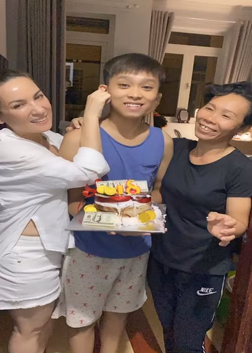 Bố mẹ đẻ của Hồ Văn Cường giao toàn bộ việc dạy con cho Phi Nhung.