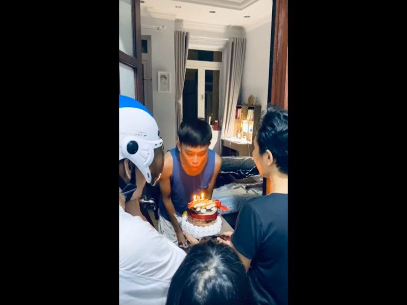 Giọng ca sinh năm 2003 thổi nến mừng tuổi mới.