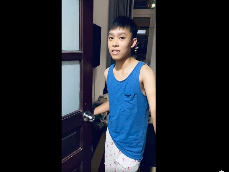 Hồ Văn Cường tỏ ra khá bất ngờ khi được tổ chức sinh nhật tại nhà.