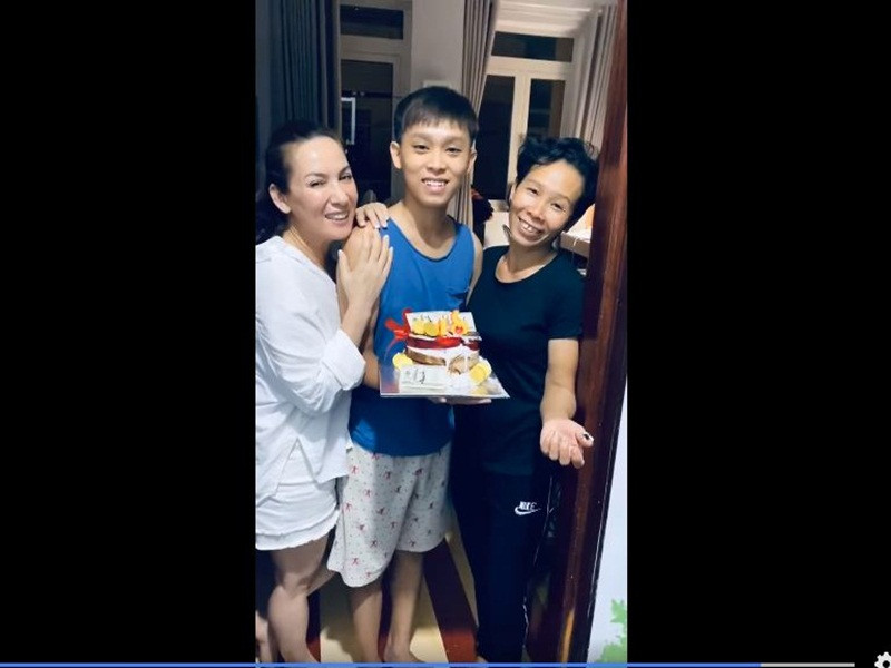 Mới đây, trả lời Zing, Phi Nhung thừa nhận cô quá đáng với Hồ Văn Cường khi công khai chê trách con nuôi trên mạng xã hội nhưng không còn lựa chọn nào khác. Theo lời Phi Nhung, hiện tại, Hồ Văn Cường rất ngoan, đi học về biết chào mẹ, dọn dẹp nhà cửa, ôm hôn mẹ.