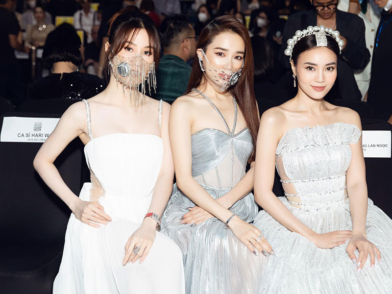 Trong bộ ba ngọc nữ màn ảnh Việt, Nhã Phương đang có tình duyên được cho là viên mãn nhất. Cô kết hôn với Trường Giang rồi sinh con gái. Từ khi lập gia đình, Nhã Phương càng được Trường Giang yêu chiều.