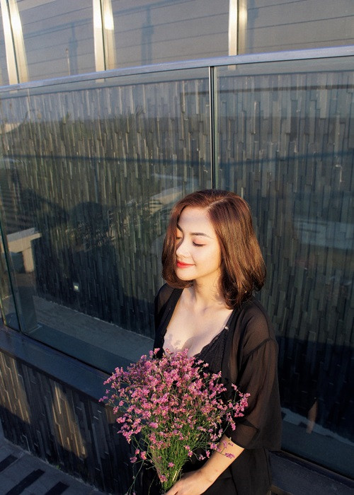 Nữ diễn viên khá kín tiếng về đời tư. Trong cuộc phỏng vấn trên Vietnamnet năm 2019, Huyền Thạch tâm sự về bạn trai cũ chia tay được 2 năm.