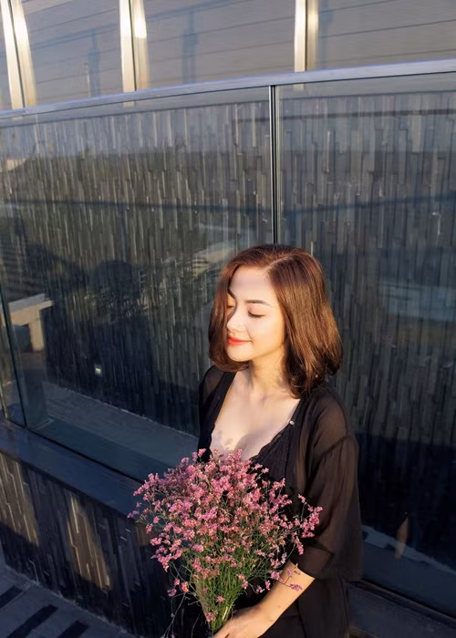 Nữ diễn viên khá kín tiếng về đời tư. Trong cuộc phỏng vấn trên Vietnamnet năm 2019, Huyền Thạch tâm sự về bạn trai cũ chia tay được 2 năm.