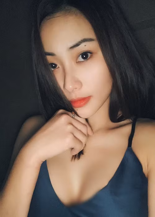 "Yêu khá nghiêm túc và xác định cưới, nhưng yêu lâu mới thấy có nhiều cái không hợp nên chia tay thôi, cả 2 rất tôn trọng nhau. Anh ấy vẫn là kỷ niệm đẹp nhất cho đến khi nào tôi có người khác. Giờ anh đã có gia đình rồi. Tôi rất mừng vì anh ấy được hạnh phúc", cô nói.