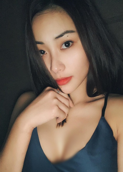 "Yêu khá nghiêm túc và xác định cưới, nhưng yêu lâu mới thấy có nhiều cái không hợp nên chia tay thôi, cả 2 rất tôn trọng nhau. Anh ấy vẫn là kỷ niệm đẹp nhất cho đến khi nào tôi có người khác. Giờ anh đã có gia đình rồi. Tôi rất mừng vì anh ấy được hạnh phúc", cô nói.