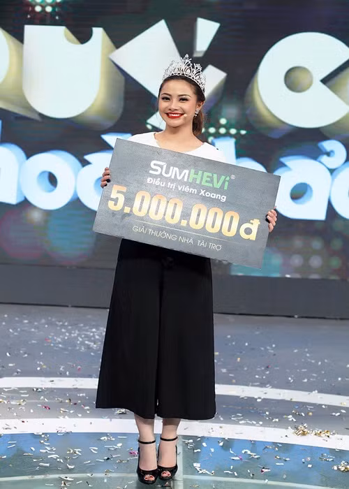 Ngoài đóng phim, Huyền Thạch tham gia không ít gameshow. Cô từng đoạt danh hiệu Á quân Quý cô hoàn hảo 2018, lọt top 5 Nữ hoàng quyến rũ 2019.