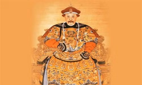 Sai lam de doi cua Can Long khien Thanh trieu suy vong