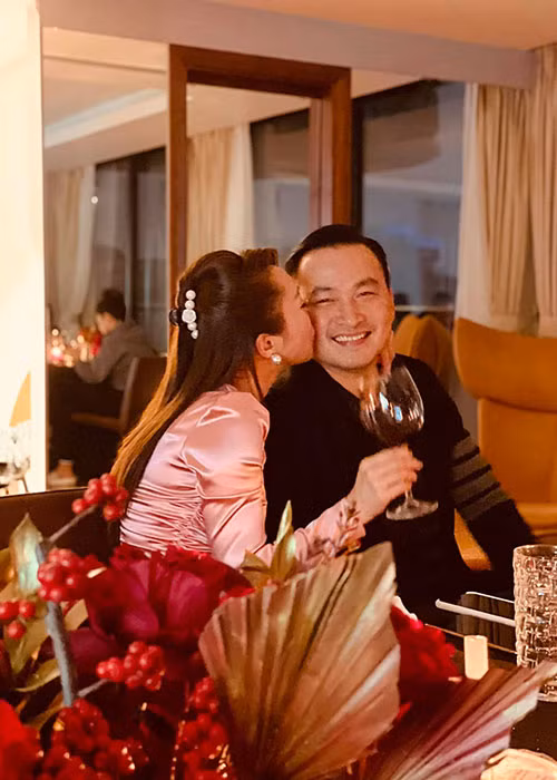 Sau khi công khai hẹn hò, Chi Bảo và Thùy Chang thường xuyên đăng ảnh hẹn hò tình tứ, dành cho nhau những lời mật ngọt, xưng hô vợ chồng.