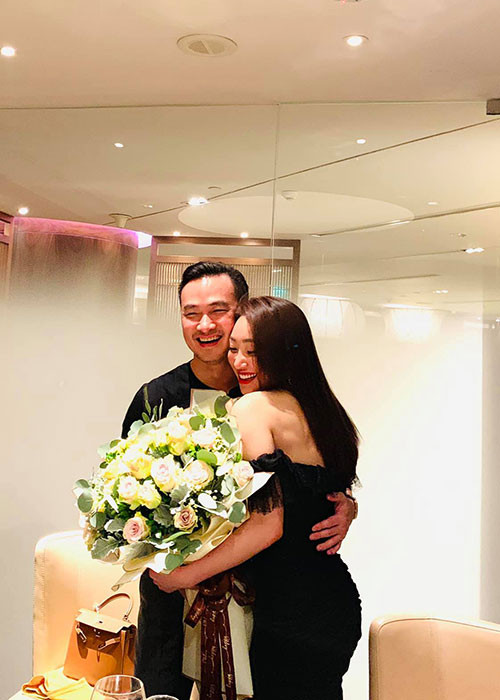 Chi Bảo rất chiều chuộng Thùy Chang. Nam diễn viên tặng quà bạn gái mỗi ngày lễ, dịp kỷ niệm, vào bếp nấu ăn. Trong khi đó, Thùy Chang tích cực học nấu ăn. Cô muốn không chỉ là người phụ nữ thành công trong công việc mà còn là người vợ đảm.